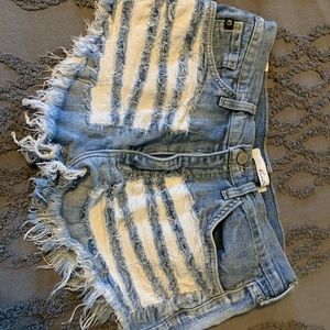 LIKE NEW SIZE 30 KANCAN SHORTS